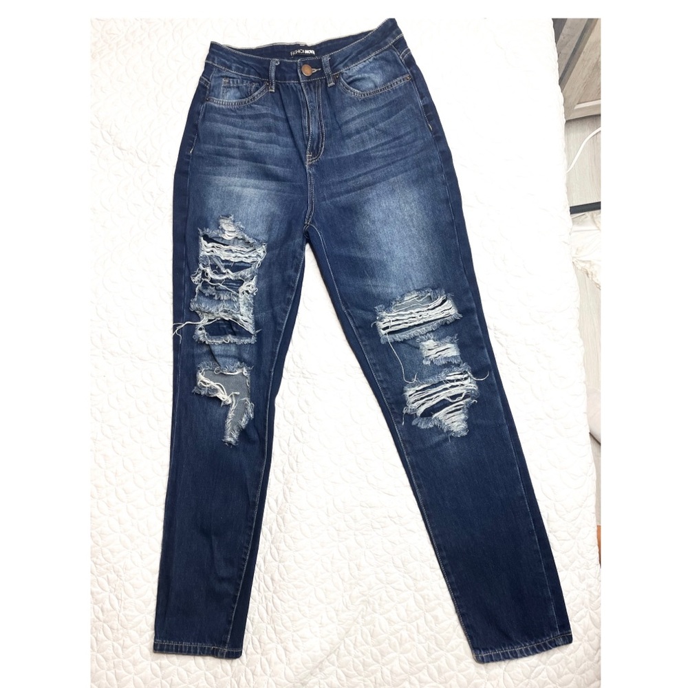 FASHION NOVA Ripped Jeans size 7.